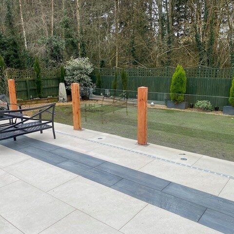 tdyj Frameless glass balustrade with timber posts on a Southampton patio