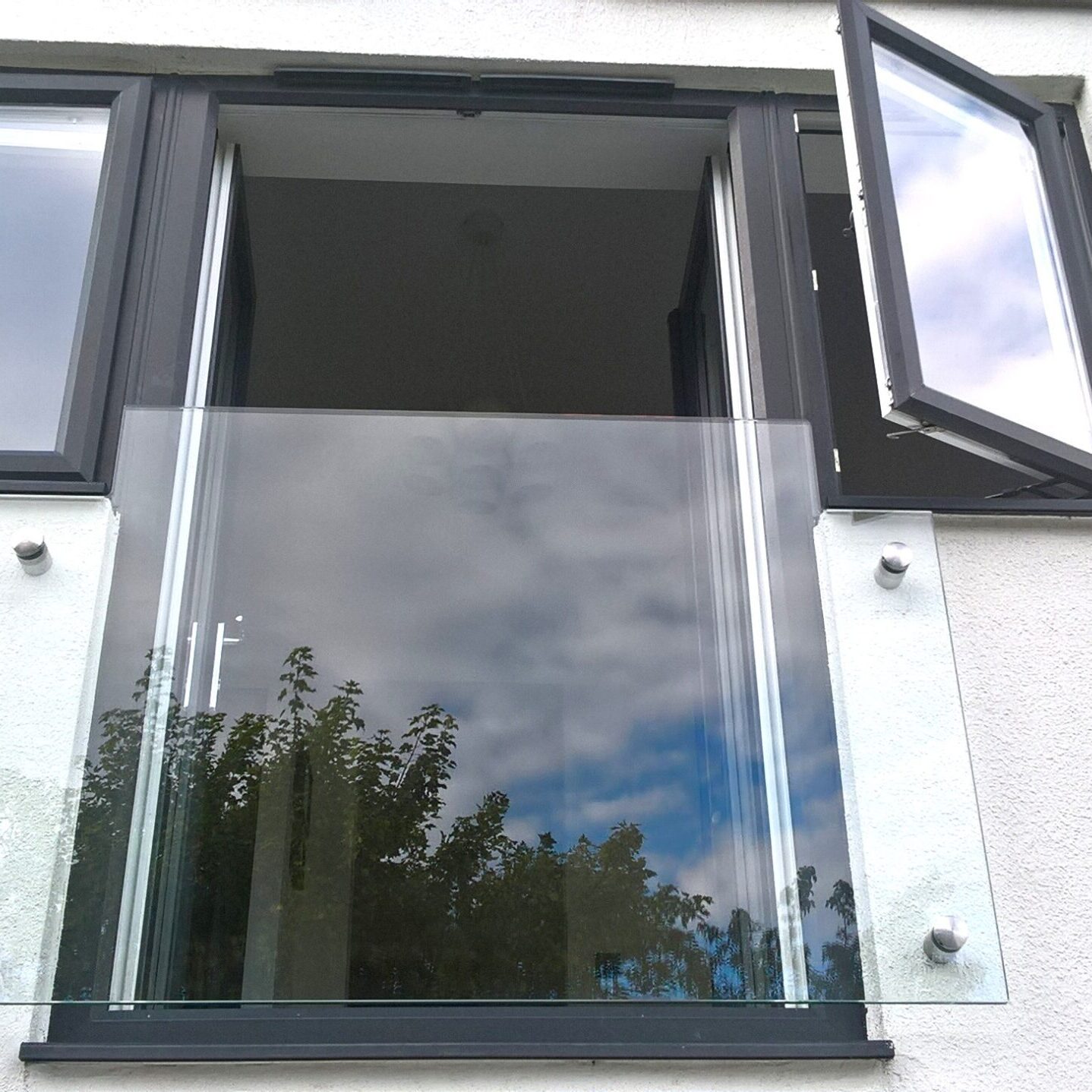 Frameless juliet podium style